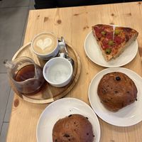 Cappuccino di avena, brew coffee, pangoccioli grandi e soffici strapieni di cioccolato e focaccia pomodoro e olive   at Forno Brisa - Via Galliera in Bologna