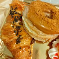 Donut Lotus y croissant relleno chocolate at Lula's Bakery in Barakaldo