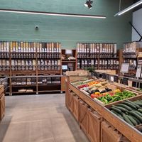 Unverpacktbereich und Obst/Gemüse at Les Comptoirs de la Bio in Quiberon