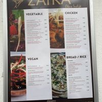 In der unteren linken Ecke sind die 6 veganen Hauptgerichte aufgeführt. Unten links die Reis Sorten at Zaika in Ljubljana