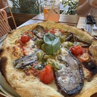 Pizza vegetariana y limonada de rosas   at Oassis Natural Cooking in Barcelona
