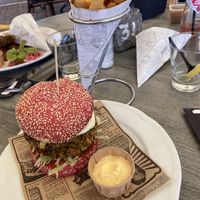 Dubbele (huisgemaakte) vegan BBQ burger met frites at Terra Nova in Putten