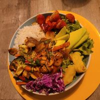 Thai bowl with rice at El Patito Modosito in Guatape