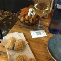 Tapas (bravas e crocchette) at PÖTSTOT in Barcelona