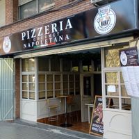 Entrada de la pizzeria at Pizzeria Nana in Barcelona