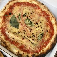 Pizza margarita  at Pizzeria Nana in Barcelona