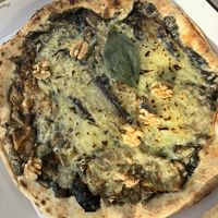 Pizza trufada  at Pizzeria Nana in Barcelona