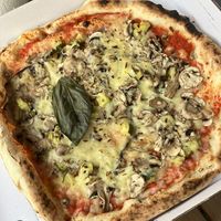Pizza vegana con verduras  at Pizzeria Nana in Barcelona