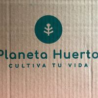 Caja en el que llega el envío. 
Es una caja de cartón cuyo relleno para proteger los productos es de papel reciclado. Cero plásticos. at Planeta Huerto in San Vicente Del Raspeig