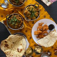 Vegan combo for 2
Pakora(6), papadam(2), Aloo Gobi, Chana masala, Baigan Bartha, Riz basmati(2), Rôti(2), Crème glacée à la mangue et l'amazake(2) at Buffet Maharani in Montreal