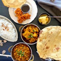 Vegan combo for 1
Pakora(3), papadam, Aloo Gobi, Chana masala, Riz basmati, Rôti, Crème glacée à la mangue et l'amazake at Buffet Maharani in Montreal