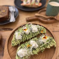 Torrada d’alvocat amb formatge crema  at Herbivore Plant Based & Fermented Food in Reus