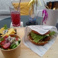 Ein Bürger mit Tortilla Chips und Salat at Lieblingscafé in Bregenz