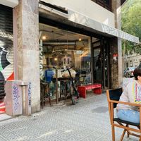 The street view, there is a terrace with 4 tables at La Golosa Vegan Vurger in Barcelona