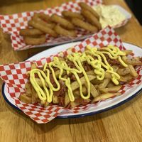 Onion rings y patatas fritas golosas con veicon    at La Golosa Vegan Vurger in Barcelona