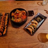 Das war Kimchi Sushi, Frittierter Blumenkohl und Das Rechts ist No.9 (So frittierte Teigtaschen) vorab gab es ne Suppe und die Leckere Limo hat leider nicht bis zum Foto überlebt) at Kini in Hamburg