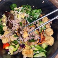 Bibimbap (41) Rotkohlsalat,Zuccini, Shiitake, Champion, Spinat, Möhre, Sojasprossen mit Topping fritierter Tofu  at Kini in Hamburg