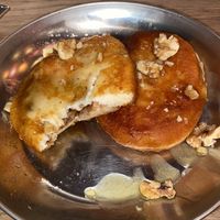 Nachtisch: mit Zimt, Walnüssen und Zucker gefüllte Pancakes (60)  at Kini in Hamburg