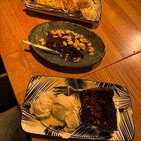 Nachtisch muss sein: Unten: Brownie mit Eis, Mitte: Snickers-Riegel, oben: Appel Gyoza mit Eis  at WIT-LOF in Den Burg