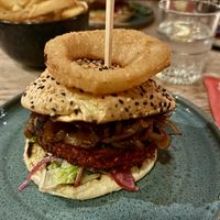 Rote Beete Quinoa Burger • Auf Brioche mit Rotkohl-Chipotle-Krautsalat  at BomBaai Strandbar in Westkapelle