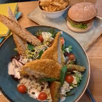 Vegane Bowle mit veganem Hähnchen und Burger mit Chips und Gemüsebratling at Hans im Glück  in Chemnitz