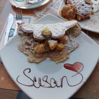 Leckerste Waffel ever ❤️: Pistaziensoße, Zimtäpfel, Mandelsplitter at Wonder Waffel in Flensburg