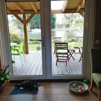 Uitzicht vanaf de woonkamer op de veranda.  at De Groene Mus  in Wervershoof