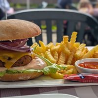 Seeoner Burger mit Kidneybohnenpatty at Café Waltenbergstüberl in Seeon
