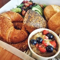 Porridge with fruit and bread options at Goldjunge Aachen-Laurensberg in Aachen