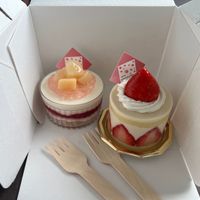 Peach Cheesecake and Strawberry Creamcake at The Vegan Marshmallooow in Tokyo