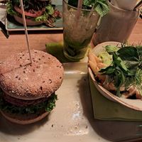 Erbsenkönigin mit Avocado fries at Hans im Glück in Dusseldorf