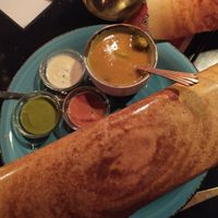 Dosa filled with potatoes, with chutneys at Mahadosa in Hamburg