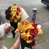 vegan bubble waffles with mango soft ice cream at Prinzessin Eisbär in Hamburg
