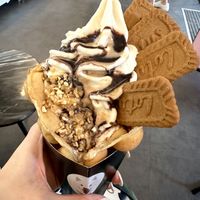 Vegane Waffel mit Softeis, Spekulatius und Nüssen. Lecker   at Prinzessin Eisbär in Hamburg