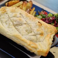 Hot in a Pot: Überbackenes Esskastanien-Ragout mit Fritten und Salat. at Parsley and Thyme in Silves