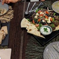 Mushrooms mit garlic und griechischer Salat at Parsley and Thyme in Silves