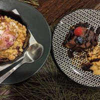 Apple Crumble mit Vanilleeis und Brownie mit Karamelleis at Parsley and Thyme in Silves