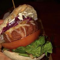 "PENNY BURGER" entre pan de vidrio, con
queso ahumado vegano, espinacas, tomate, cebolla, salsa
barbacoa y #veganmayo + fritas de boniato. at Penny Banger in Barcelona