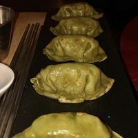 "GO GO GYOZAS" con salsa de soja y sésamo para
dippear, las sirven acompañadas de un pickle dulce de
malasia.  at Penny Banger in Barcelona
