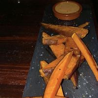 "SWEET POTATO WEDGES" patatasfritas de
boniato servidas con mayonesa de chipotle. at Penny Banger in Barcelona