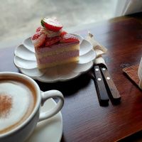 Vanille bean latte and strawberry cake at Pengohoda - 펜고호다 in Jeju