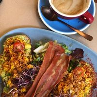 Avocado toast with scrambled tofu and vegan bacon at Faire Brunch & Drinks in Barcelona