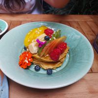 Tortitas veganas con fruta.   at Faire Brunch & Drinks in Barcelona