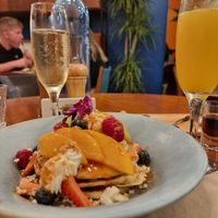 Panquecas com fruta e caramelo at Faire Brunch & Drinks in Barcelona