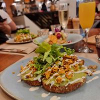 Tosta com abacate, cebola frita e "huevos" revueltos de tofu at Faire Brunch & Drinks in Barcelona