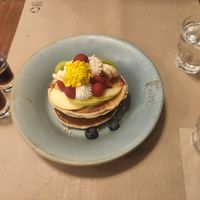 The blueberry 🥞 with fresh fruit + maple syrup and choc sauce at Faire Brunch & Drinks in Barcelona