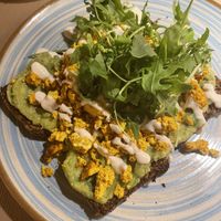 Tostadas con aguacate y tofu revuelto  at Faire Brunch & Drinks in Barcelona