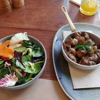 Side salad and baked mushrooms at Faire Brunch & Drinks in Barcelona