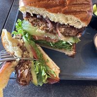 Da bei den Zwiebeln hatte es nach Essig/säuerlich geschmeckt 😵‍💫☹️🙈 der restliche Teil des Burgers war lecker 🤤.  at Der Ostfriese in Emden