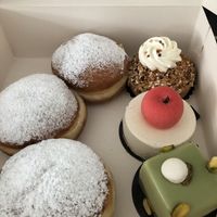 Boules de Berlin, brésilienne, pomme-d’amande, pistache   at La Pâtisserie Vegan - Les Saveurs De La Bastille in Liege